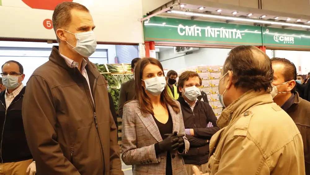 La reina Letizia y el rey Felipe VI en Mercamadrid