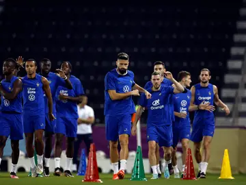 Olivier Giroud y varios de sus compañeros participan en un entrenamiento en Doha Olivier Giroud y varios de sus compañeros participan en un entrenamiento en Doha