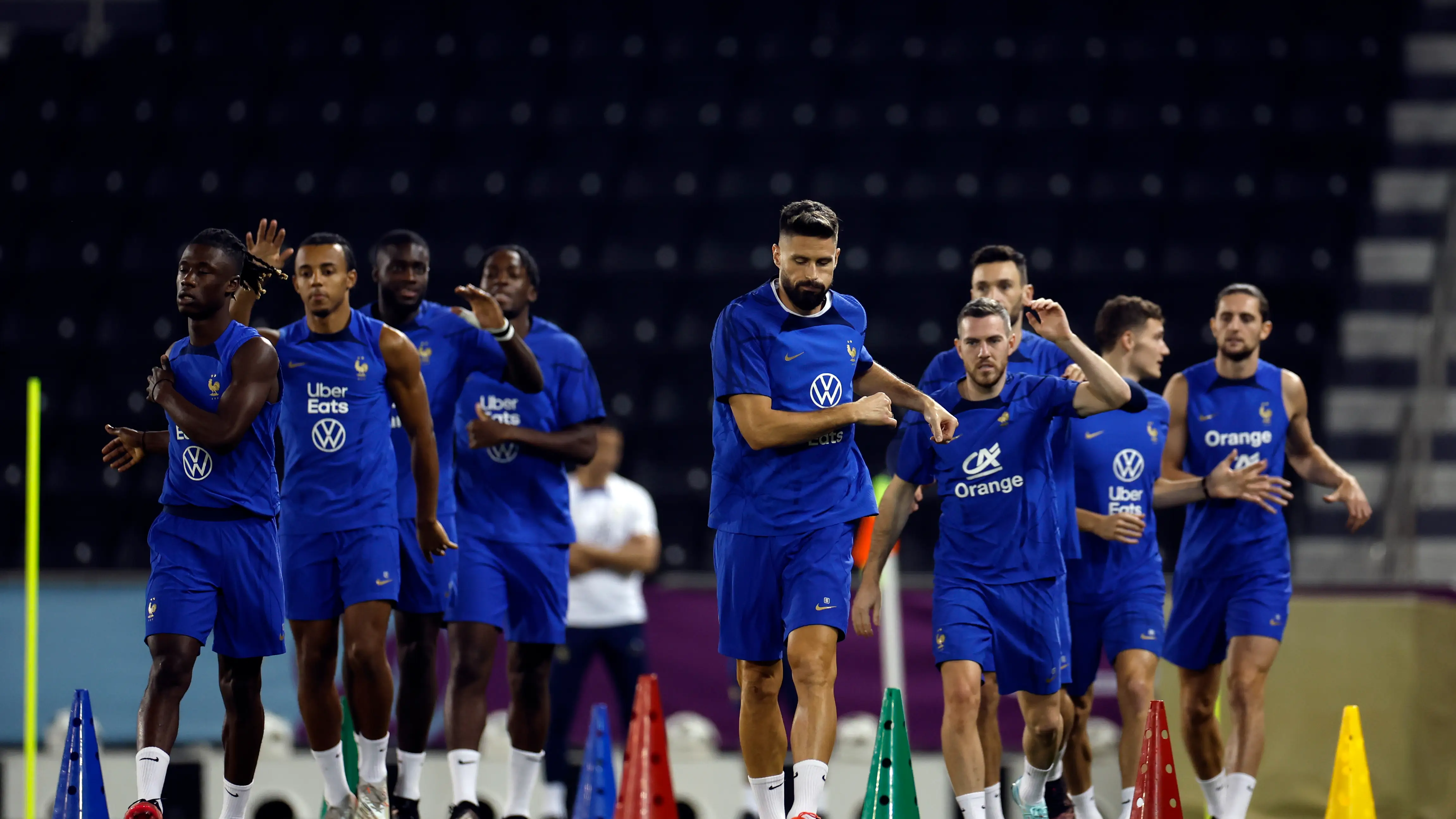Olivier Giroud y varios de sus compañeros participan en un entrenamiento en Doha Olivier Giroud y varios de sus compañeros participan en un entrenamiento en Doha