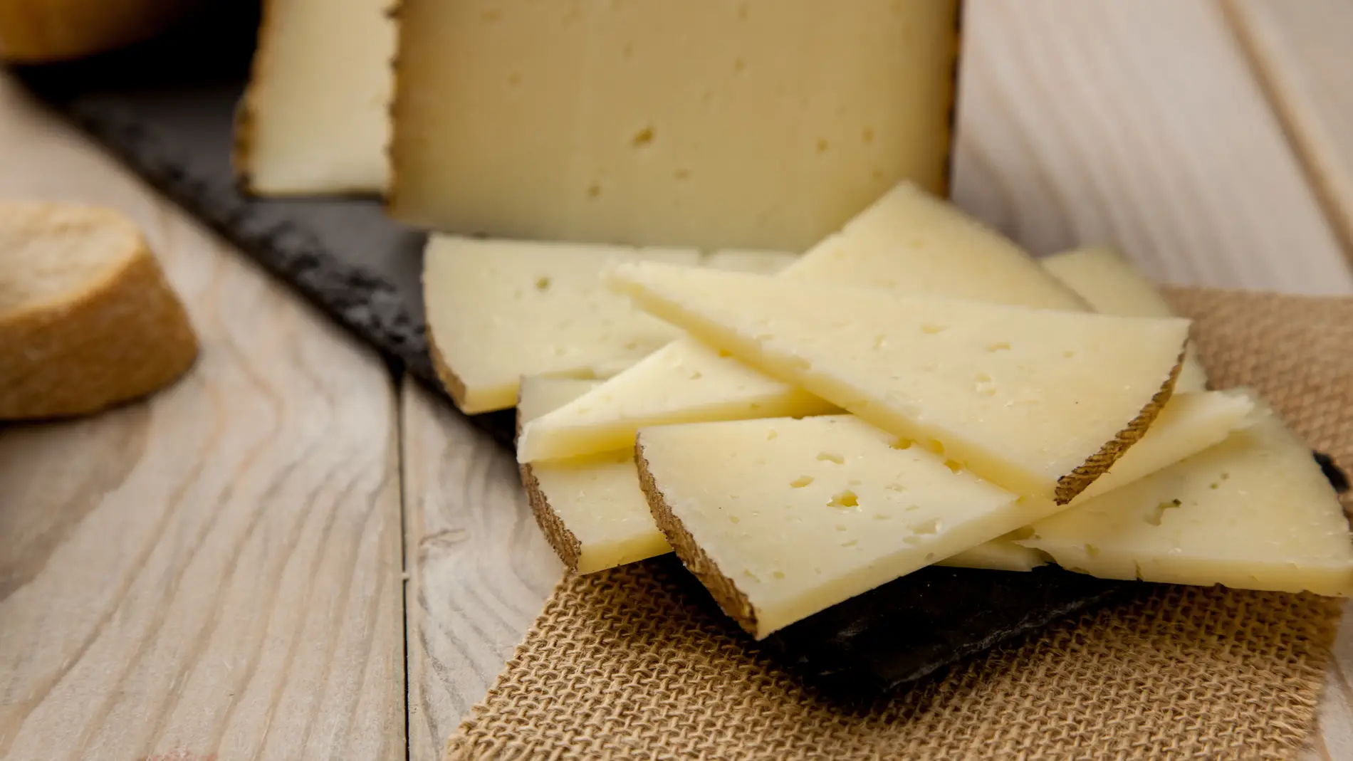 Imagen de archivo de un queso curado manchego