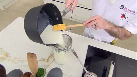 Cuela la leche y resérvala Cuela la leche y resérvala.