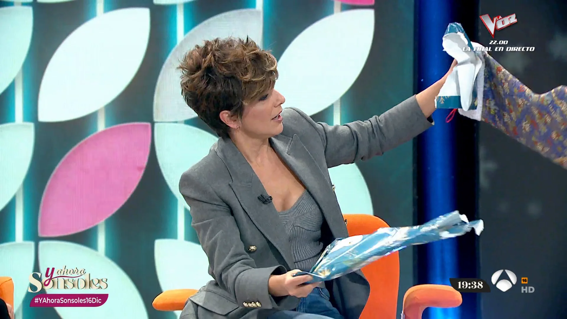 &iexcl;Qu&eacute; maravilla de p&uacute;blico! Sonsoles &Oacute;nega recibe un regalo en directo: "Los guardo todos"