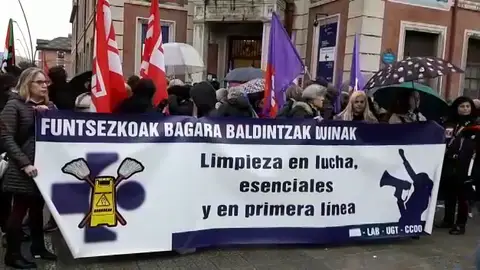 La huelga de las contratas de limpieza se hace notar en los hospitales vascos La huelga de las contratas de limpieza se hace notar en los hospitales vascos