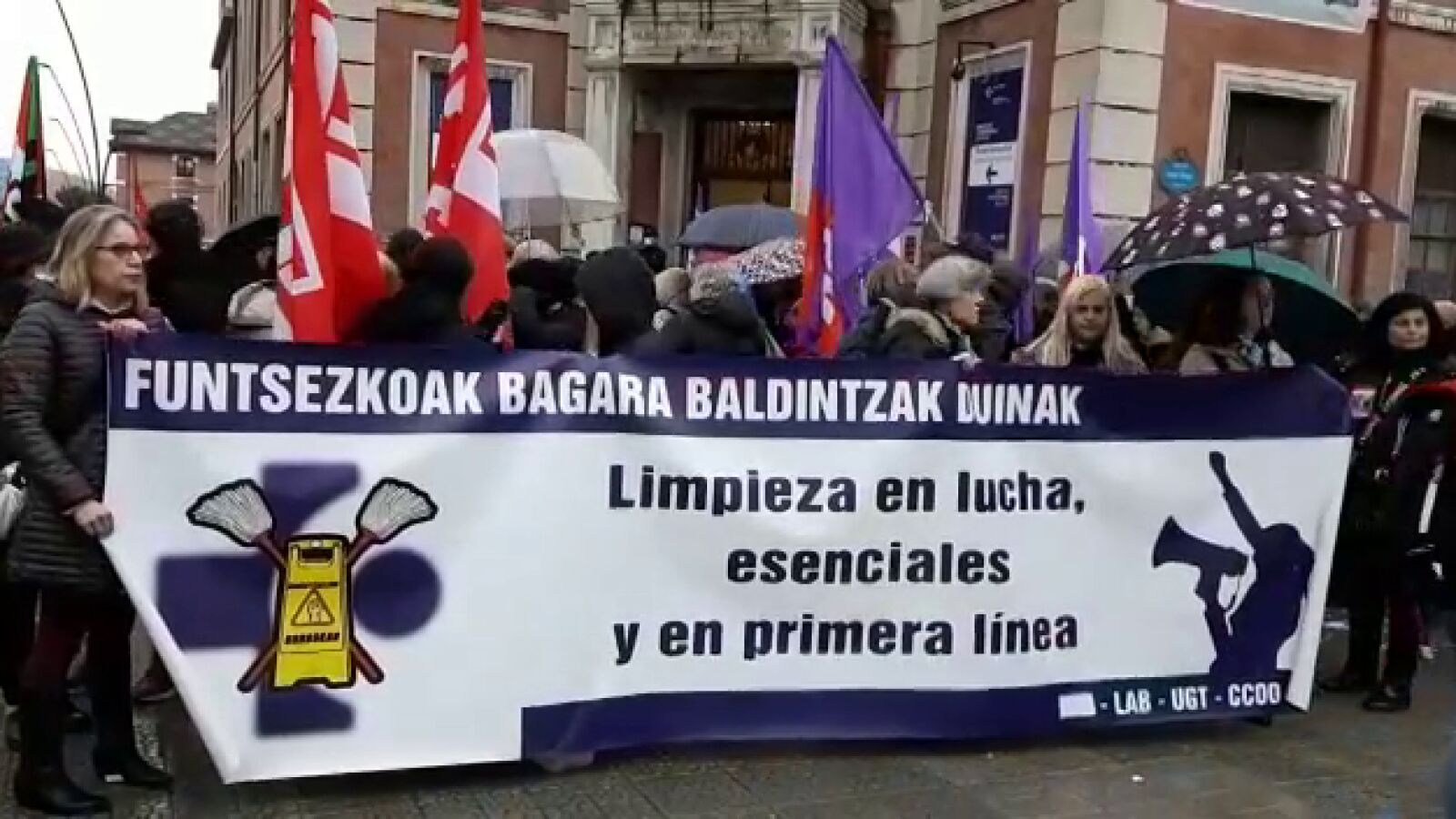 La huelga de las contratas de limpieza se hace notar en los hospitales vascos