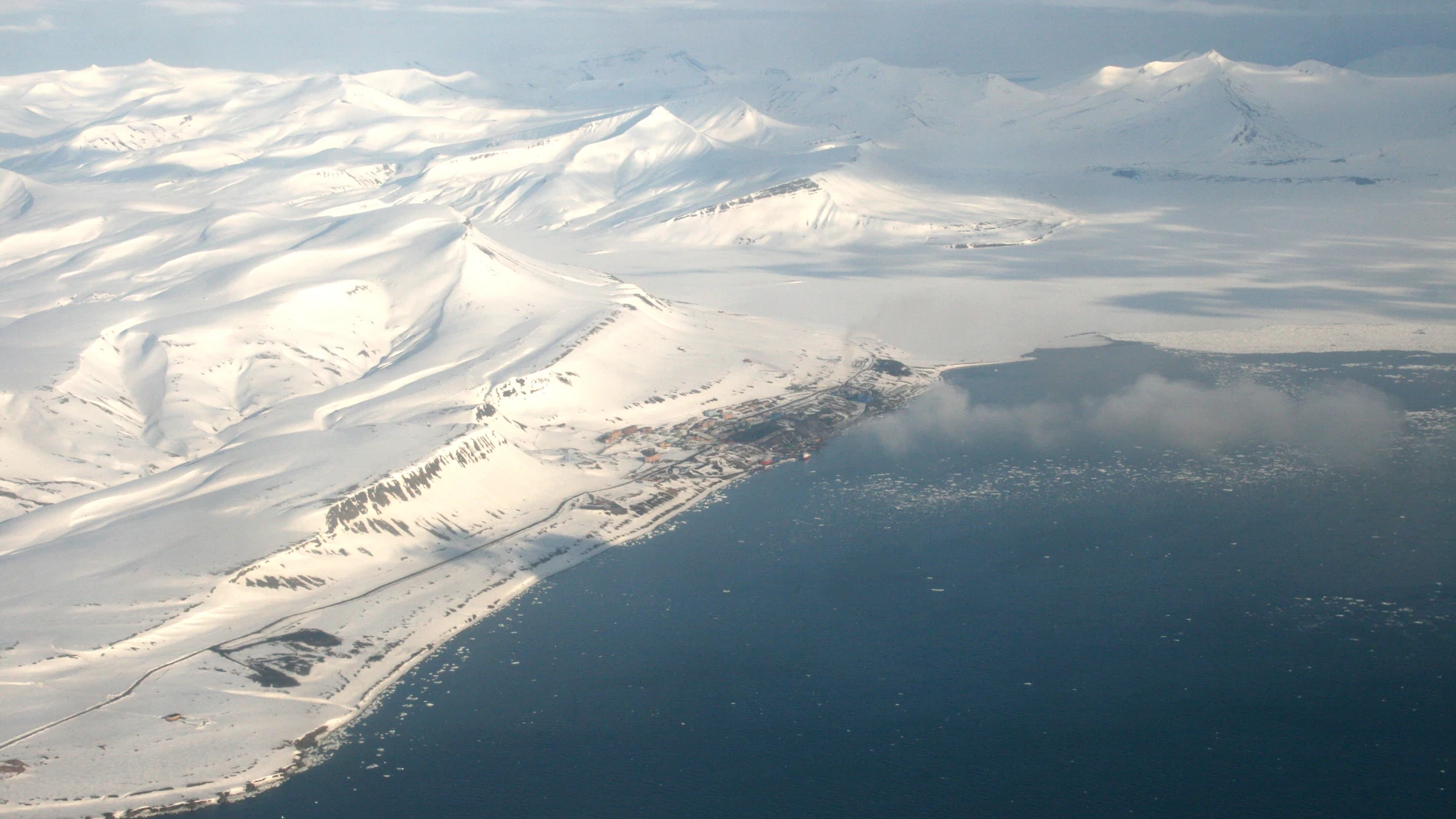Fotografía aérea de una zona costera de las Islas Svalbard (Noruega)