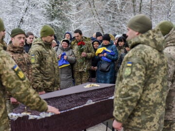 Familiares, amigos y camaradas asisten a una ceremonia fúnebre de los militares ucranianos