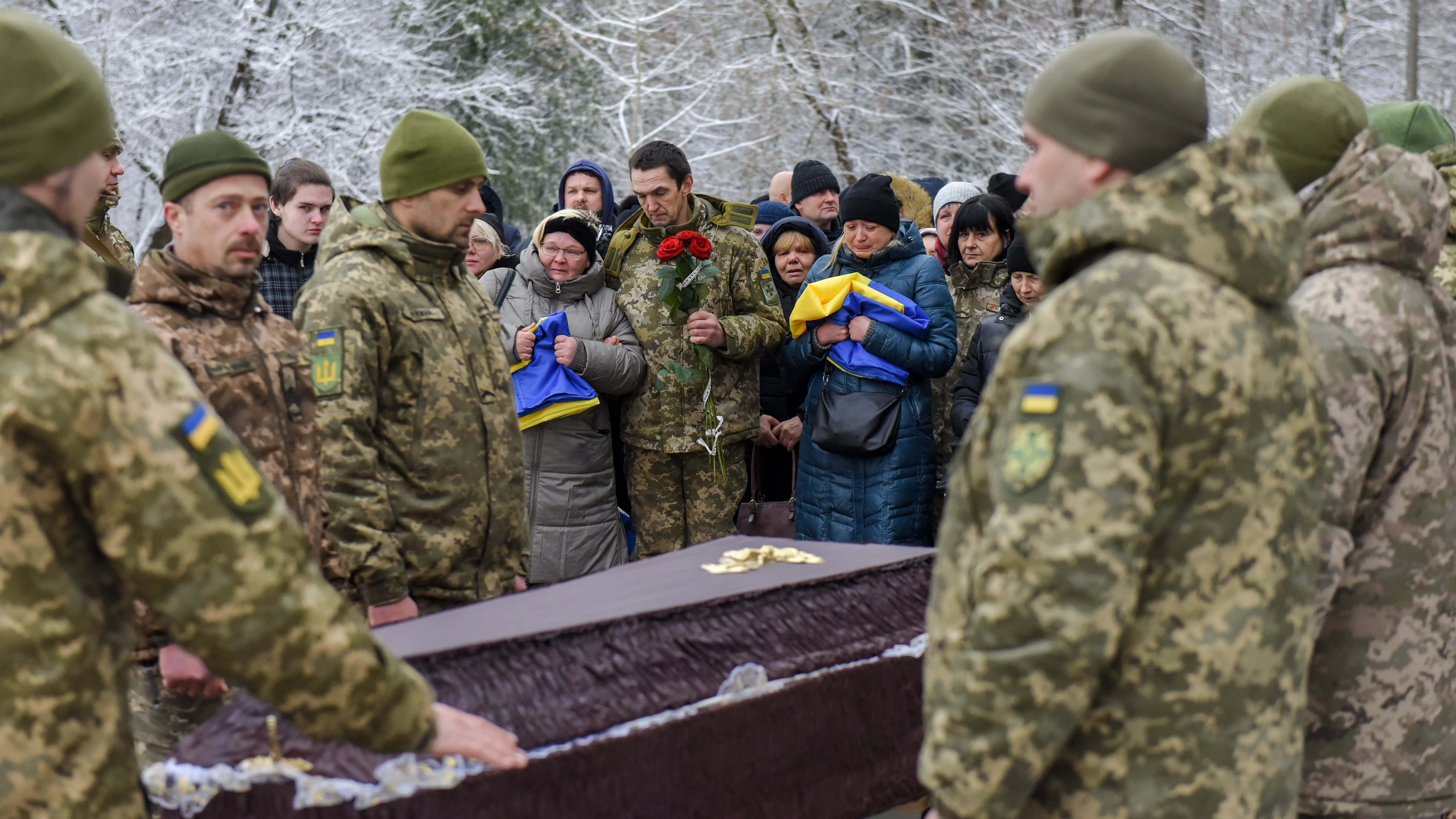 Familiares, amigos y camaradas asisten a una ceremonia fúnebre de los militares ucranianos Familiares, amigos y camaradas asisten a una ceremonia fúnebre de los militares ucranianos
