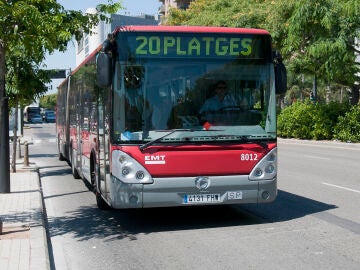 Imagen de archivo de un autobús de la EMT en Valencia