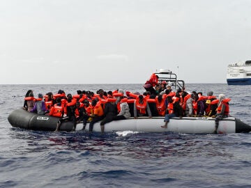 Imagen del bote donde viajaban los migrantes