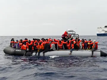 Imagen del bote donde viajaban los migrantes Imagen del bote donde viajaban los migrantes