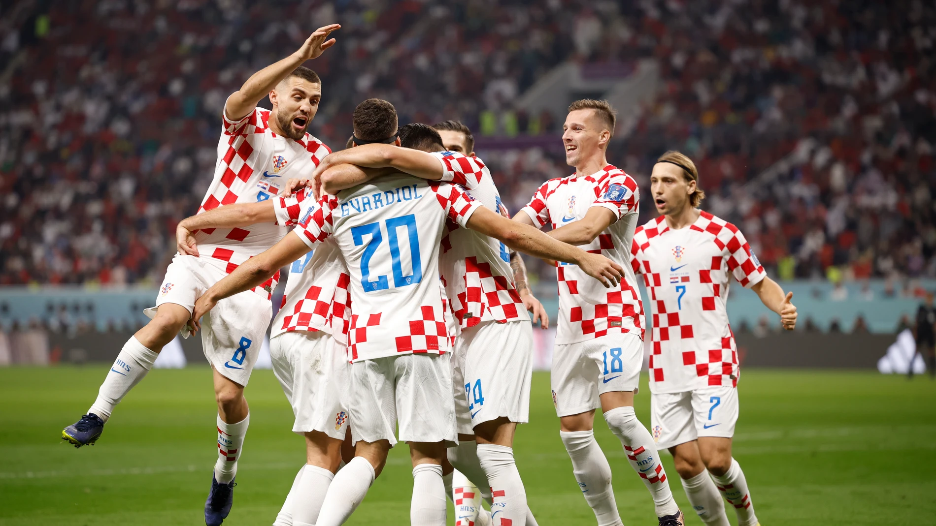 Los jugadores croatas celebran el gol de Gvardiol ante Marruecos