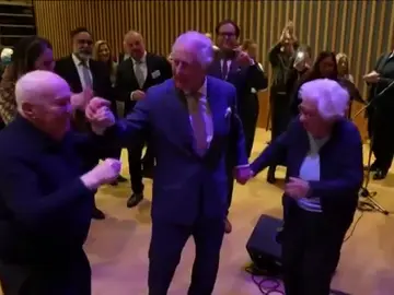 Carlos III bailando con la hermanastra de Ana Frank Carlos III bailando con la hermanastra de Ana Frank