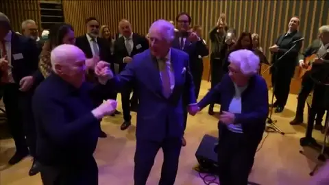 Carlos III bailando con la hermanastra de Ana Frank x
