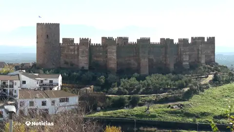 'Overbooking' en Baños de la Encina, saturado de turistas tras ser nombrado uno de los Pueblos más Bonitos de España 'Overbooking' en Baños de la Encina, saturado de turistas tras ser nombrado uno de los Pueblos más Bonitos de España