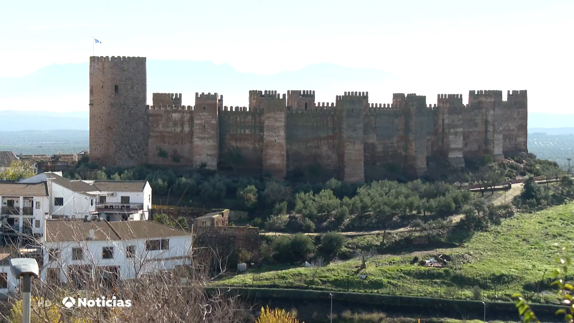 'Overbooking' en Baños de la Encina, saturado de turistas tras ser nombrado uno de los Pueblos más Bonitos de España 'Overbooking' en Baños de la Encina, saturado de turistas tras ser nombrado uno de los Pueblos más Bonitos de España