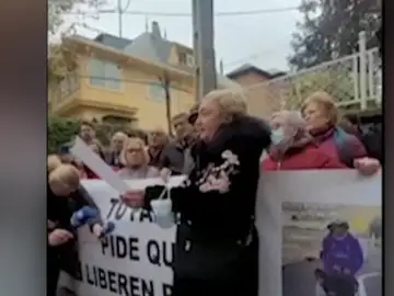 La madre de Santiago Sánchez, español retenido en Irán, pide su liberación frente a la embajada de Irán La madre de Santiago Sánchez, español retenido en Irán, pide su liberación frente a la embajada de Irán