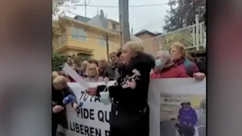 La madre de Santiago Sánchez, español retenido en Irán, pide su liberación frente a la embajada de Irán La madre de Santiago Sánchez, español retenido en Irán, pide su liberación frente a la embajada de Irán