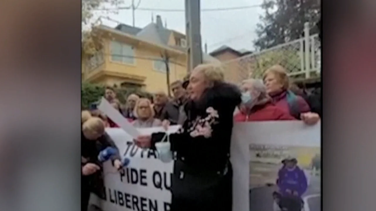 La madre de Santiago Sánchez, español retenido en Irán, pide su liberación frente a la embajada de Irán La madre de Santiago Sánchez, español retenido en Irán, pide su liberación frente a la embajada de Irán