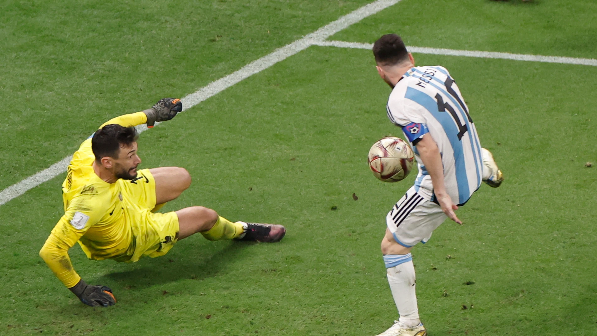 Leo Messi bata a Hugo Lloris en la prórroga de la final del Mundial de Qatar