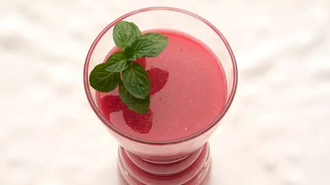 Llénate de energía con el batido de remolacha, granada y naranja de Karlos Arguiñano Llénate de energía con el batido de remolacha, granada y naranja de Karlos Arguiñano