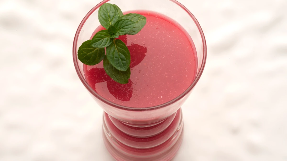 Llénate de energía con el batido de remolacha, granada y naranja de Karlos Arguiñano Llénate de energía con el batido de remolacha, granada y naranja de Karlos Arguiñano