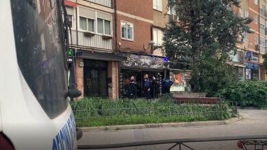 Herido grave un peluquero apuñalado 8 veces por su compañero con unas tijeras en Madrid