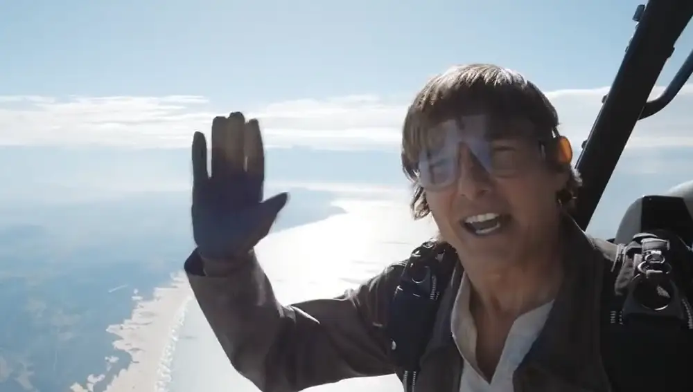 Tom Cruise saluda desde una avioneta