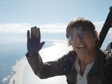 Tom Cruise saluda desde una avioneta Tom Cruise saluda desde una avioneta