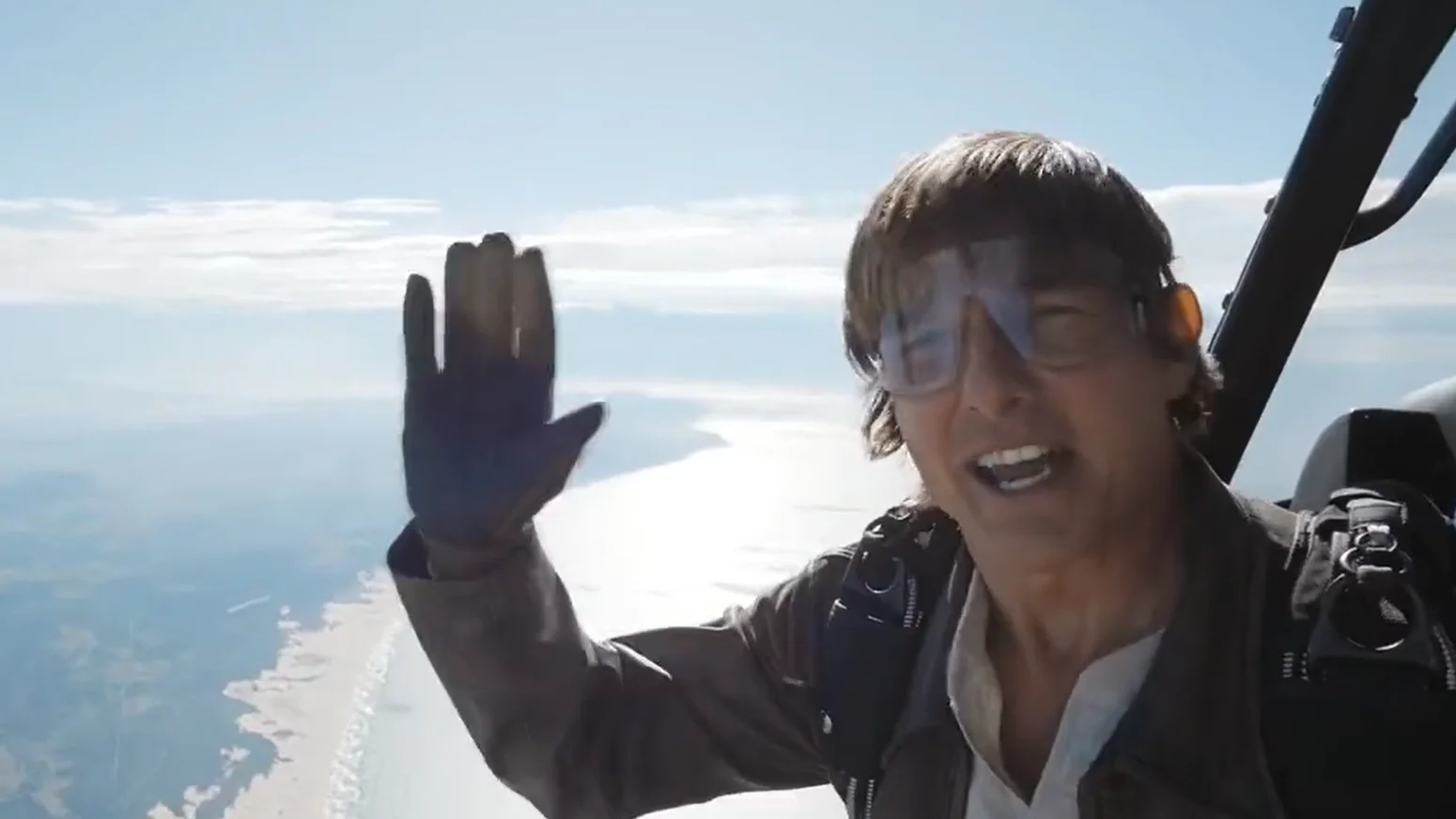 Tom Cruise saluda desde una avioneta Tom Cruise saluda desde una avioneta