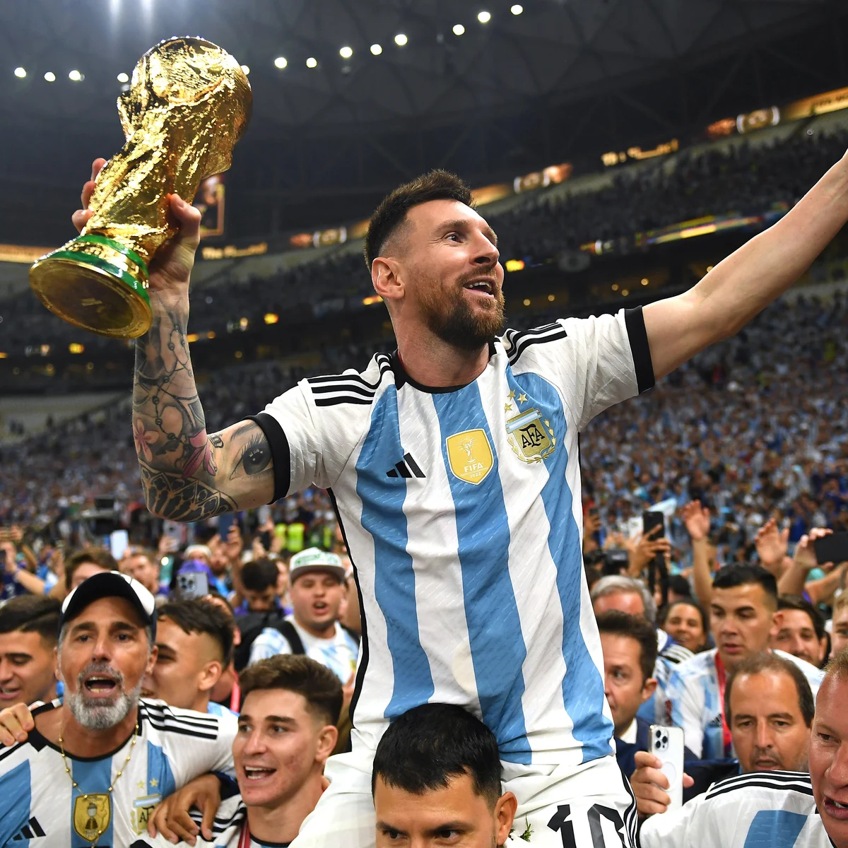 La copa que Messi levanta en la imagen más icónica del Mundial de Qatar es falsa La copa que Messi levanta en la imagen más icónica del Mundial de Qatar es falsa