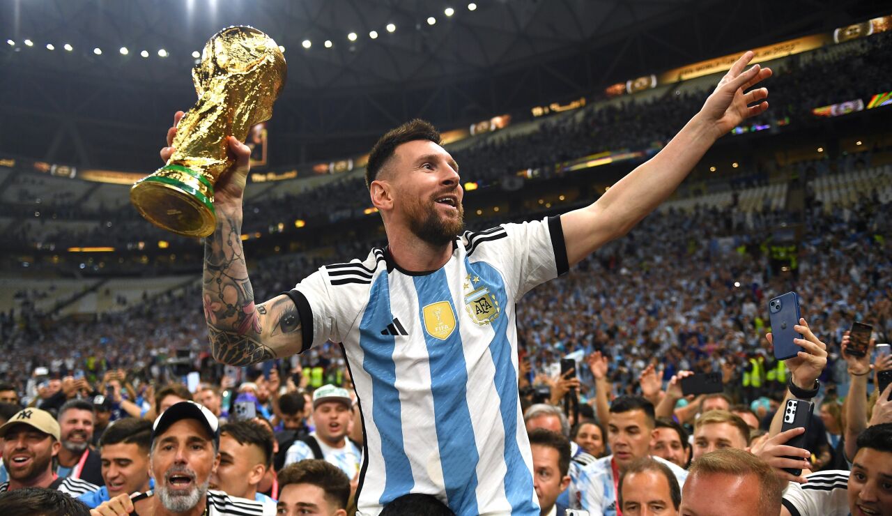 Messi replica la icónica imagen de Maradona con la Copa del Mundo