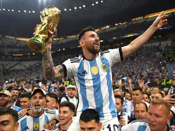 Messi replica la icónica imagen de Maradona con la Copa del Mundo Messi replica la icónica imagen de Maradona con la Copa del Mundo