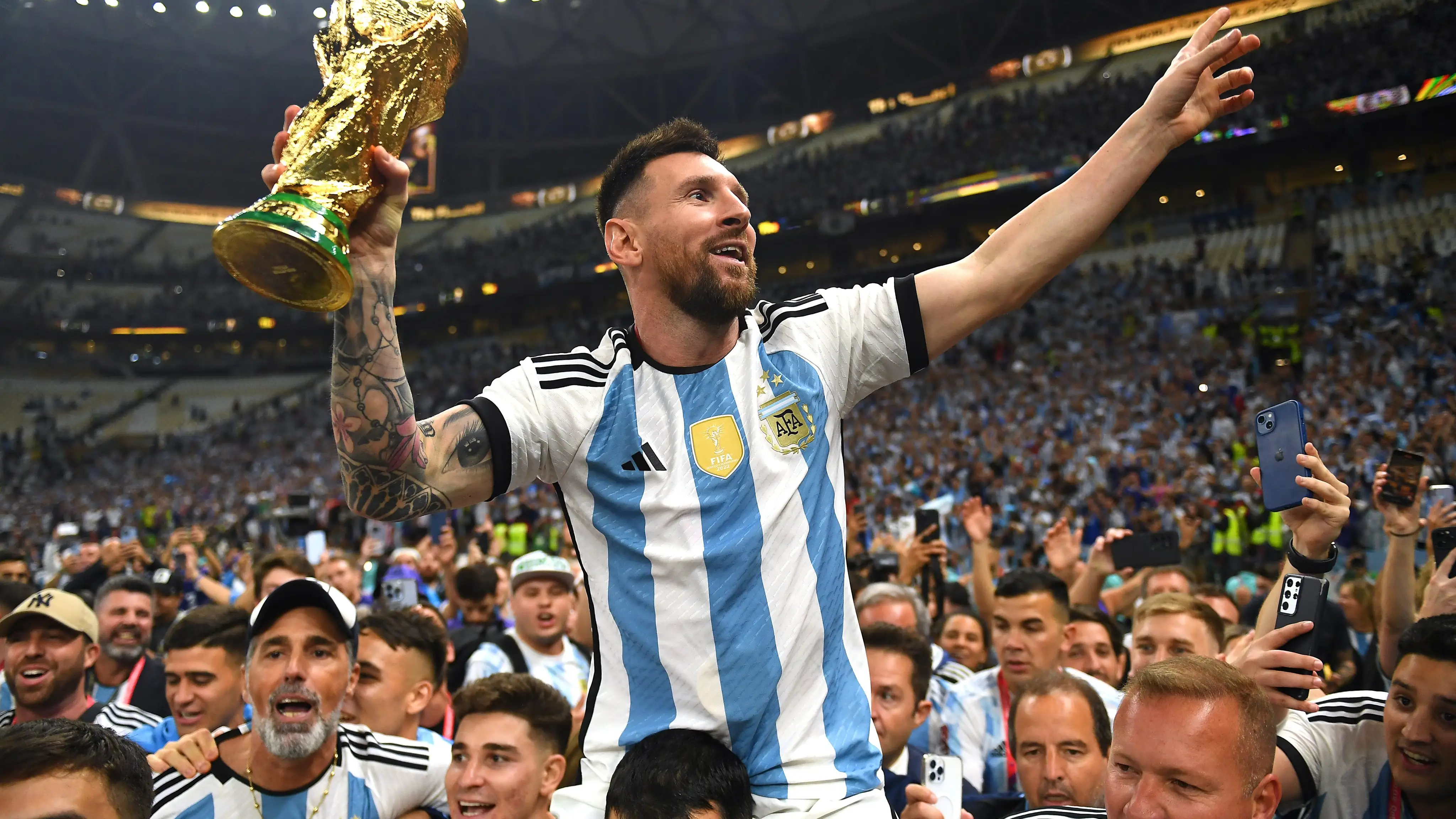 Messi replica la ic&oacute;nica imagen de Maradona con la Copa del Mundo