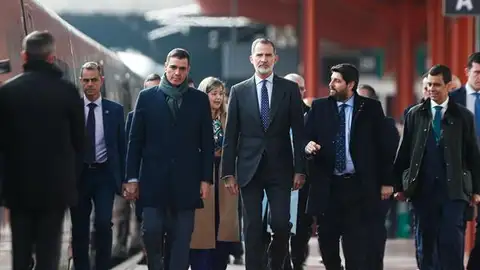El Rey y Pedro Sánchez en la inauguración del AVE Madrid-Murcia El Rey y Pedro Sánchez en la inauguración del AVE Madrid-Murcia