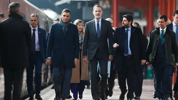 El Rey y Pedro Sánchez en la inauguración del AVE Madrid-Murcia El Rey y Pedro Sánchez en la inauguración del AVE Madrid-Murcia