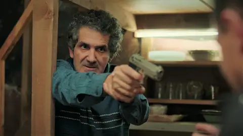 Orhan planta cara a los ladrones y…¡acaba disparando a uno de ellos! Orhan planta cara a los ladrones y…¡acaba disparando a uno de ellos!