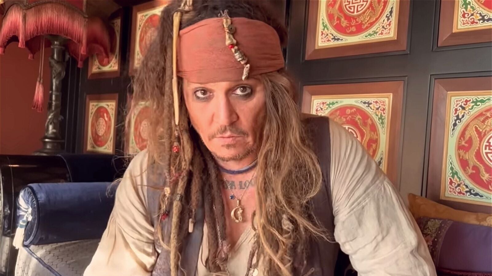 Johnny Depp aparece transformado en Jack Sparrow, pero no para 'Piratas del Caribe'