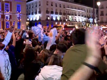 Argentinos celebran la victoria en la Puerta del Sol de Madrid