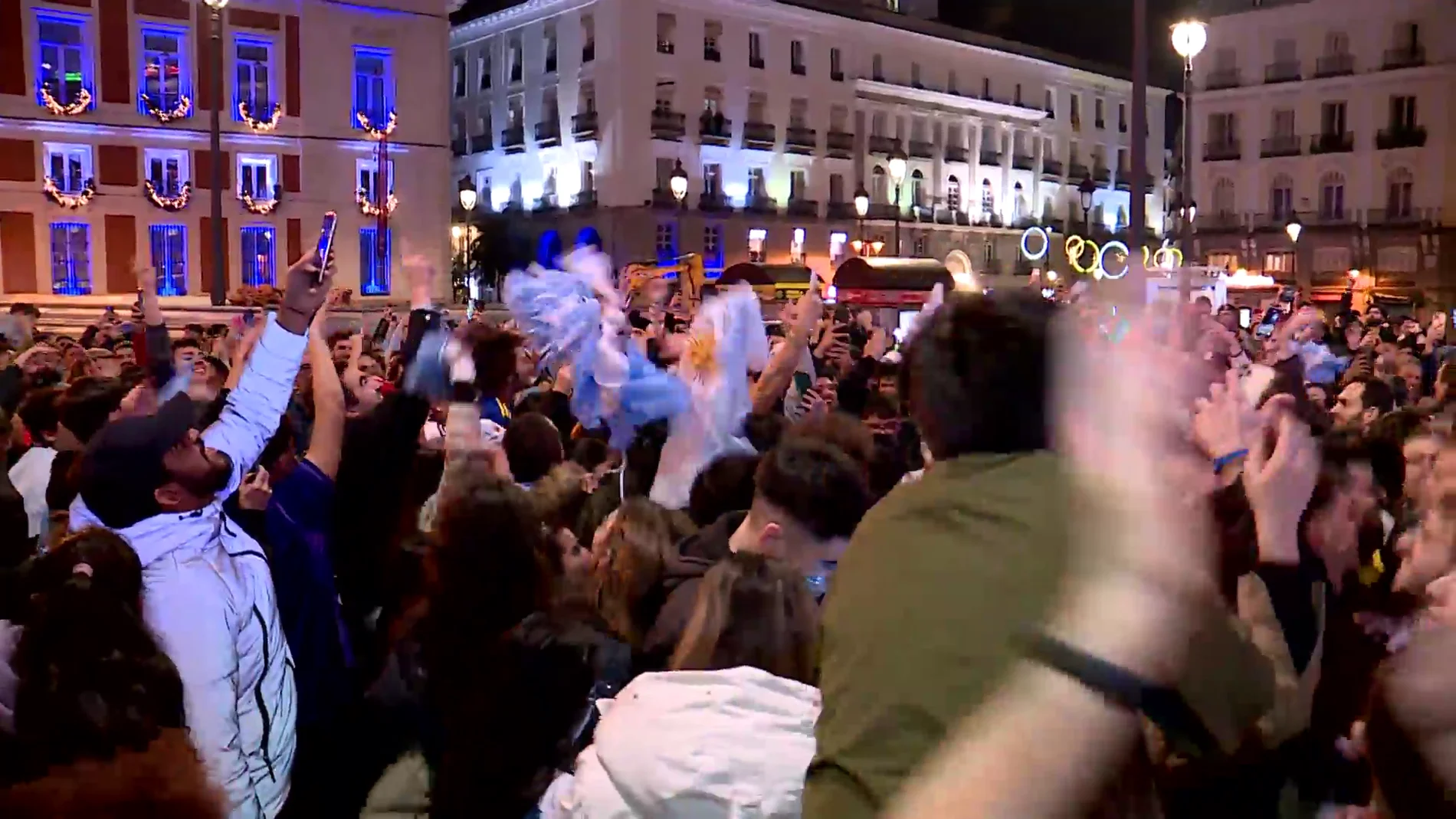 Argentinos celebran la victoria en la Puerta del Sol de Madrid