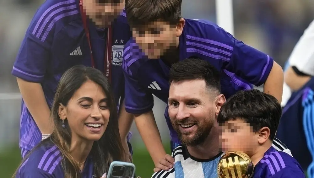Antonela Roccuzzo y Messi con sus hijos 