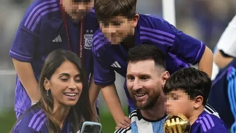 Antonela Roccuzzo y Messi con sus hijos Antonela Roccuzzo y Messi con sus hijos