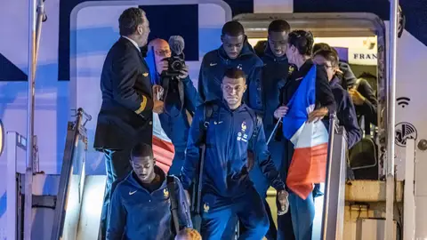 Los jugadores de Francia aterrizan en París tras la final del Mundial Los jugadores de Francia aterrizan en París tras la final del Mundial