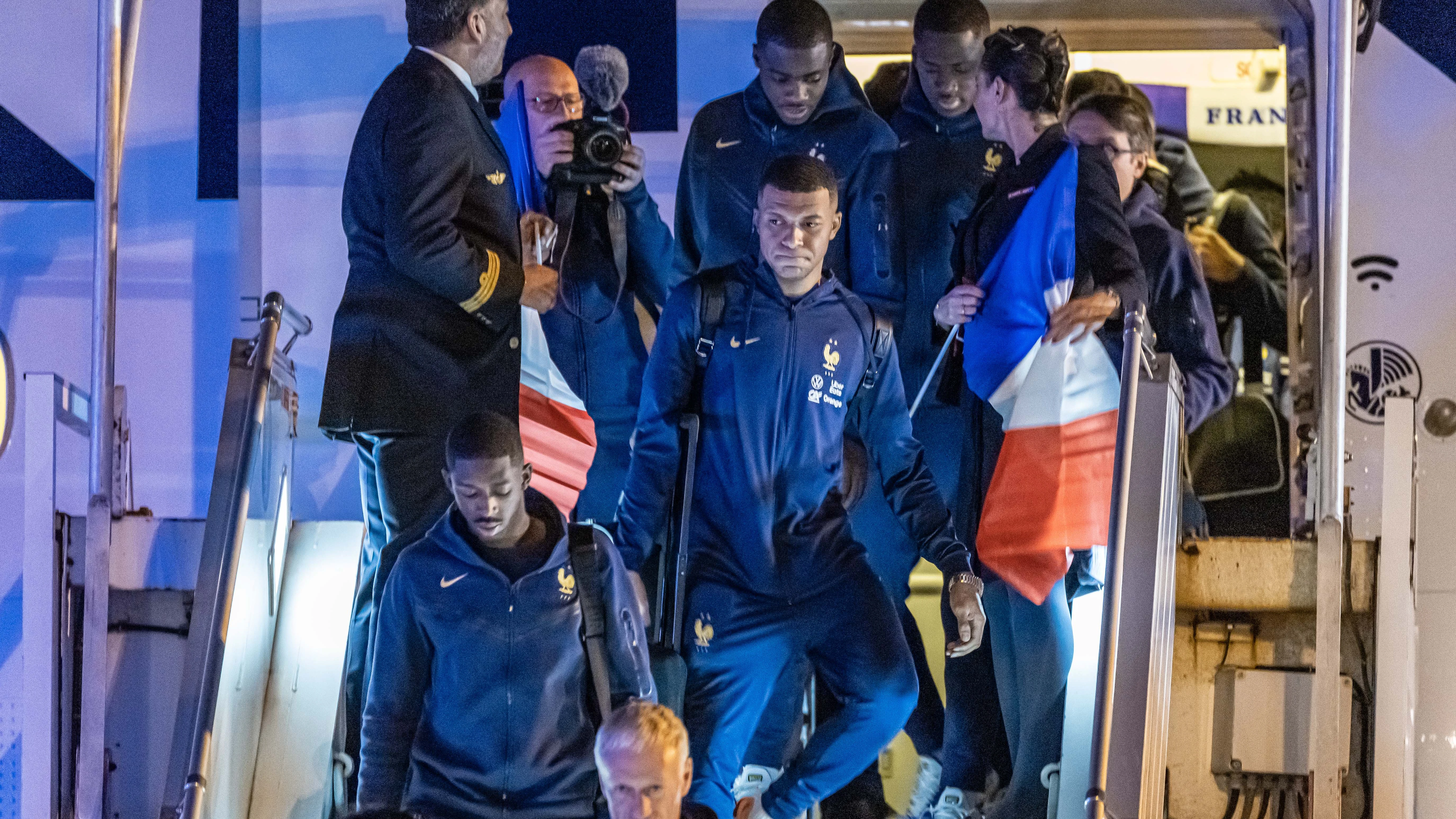 Los jugadores de Francia aterrizan en Par&iacute;s tras la final del Mundial