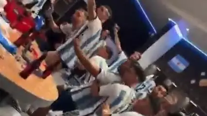 'Dibu' Mart&iacute;nez se acuerda de Mbapp&eacute;: "Un minuto de silencio, que est&aacute; muerto"