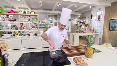 Pon la mezcla a reducir a fuego suave Pon la mezcla a reducir a fuego suave