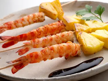Pintxo de langostino y piña, un entrante festivo, barato y sencillo de Karlos Arguiñano Pintxo de langostino y piña, un entrante festivo, barato y sencillo de Karlos Arguiñano