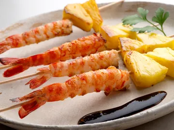 Pintxo de langostino y piña, un entrante festivo, barato y sencillo de Karlos Arguiñano Pintxo de langostino y piña, un entrante festivo, barato y sencillo de Karlos Arguiñano