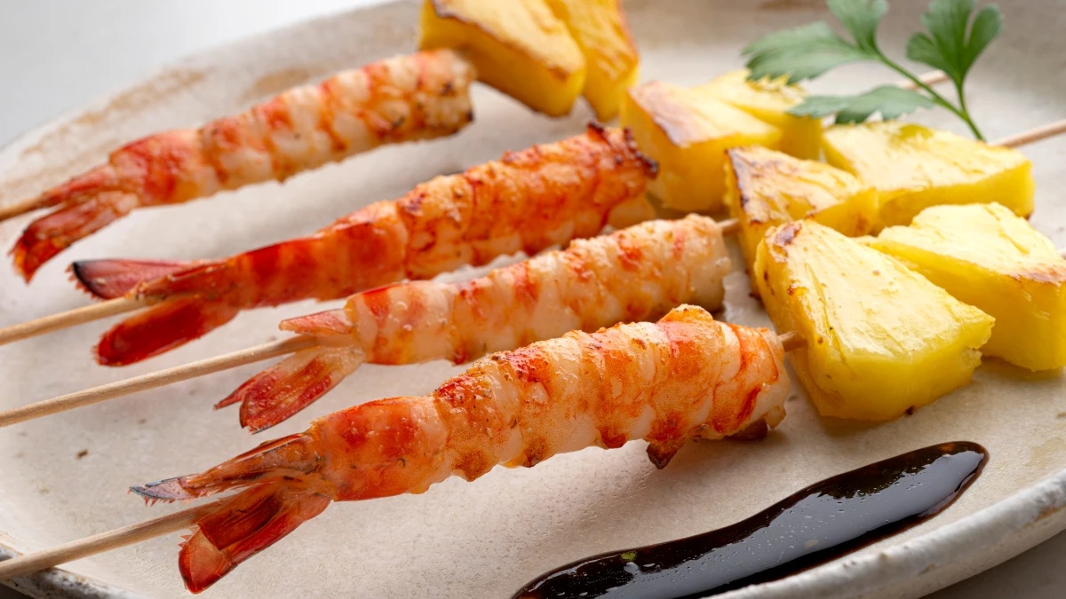 Pintxo de langostino y piña, un entrante festivo, barato y sencillo de Karlos Arguiñano Pintxo de langostino y piña, un entrante festivo, barato y sencillo de Karlos Arguiñano