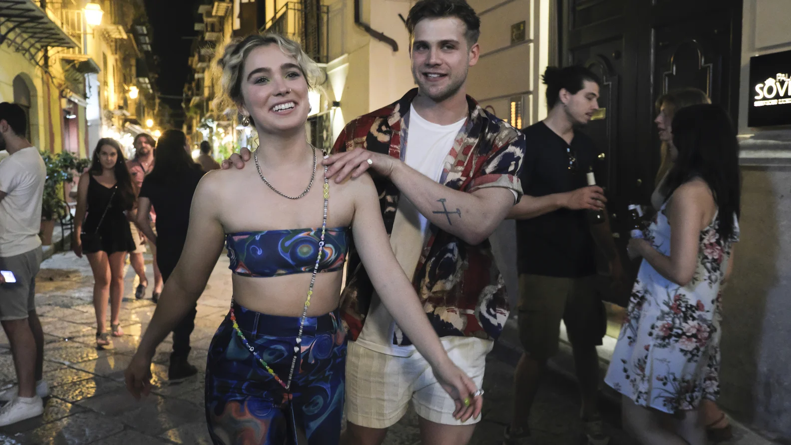 Haley Lu Richardson y Leo Woodall como Portia y Jack en 'The White Lotus'