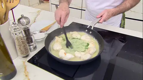 Agrega el perejil y las gulas Agrega el perejil y las gulas